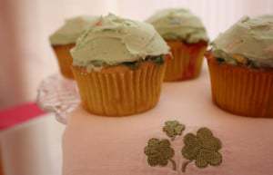 Lucky Charms Cupcakes with Shamrocks Lucky Charms Cupcakes with Shamrocks