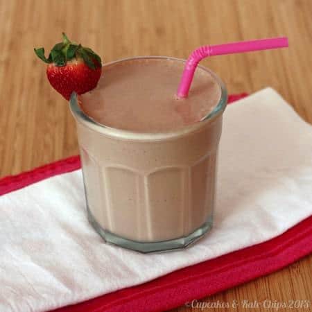 Banana @Chobani Funky Monkey Smoothie | cupcakesandkalechips.com #smoothie #chocolate #peanutbutter #banana #greekyogurt Banana Chobani Funky Monkey Smoothie