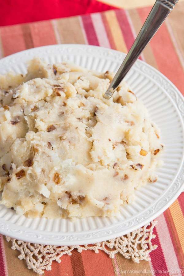 Parmesan Balsamic Caramelized Onion Smashed Potatoes - a tasty way to change up your traditional mashed potatoes recipe for your Sunday dinner or holiday meal side dish. | cupcakesandkalechips.com