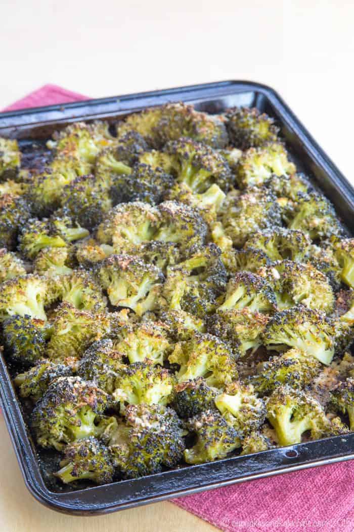 Lemon Parmesan Roasted Broccoli - a healthy and simple side dish with tons of flavor. A family favorite recipe that even gets the picky eaters to eat their veggies. | cupcakesandkalechips.com | gluten free, low carb