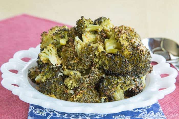 Lemon Parmesan Roasted Broccoli - a healthy and simple side dish with tons of flavor. A family favorite recipe that even gets the picky eaters to eat their veggies. | cupcakesandkalechips.com | gluten free, low carb