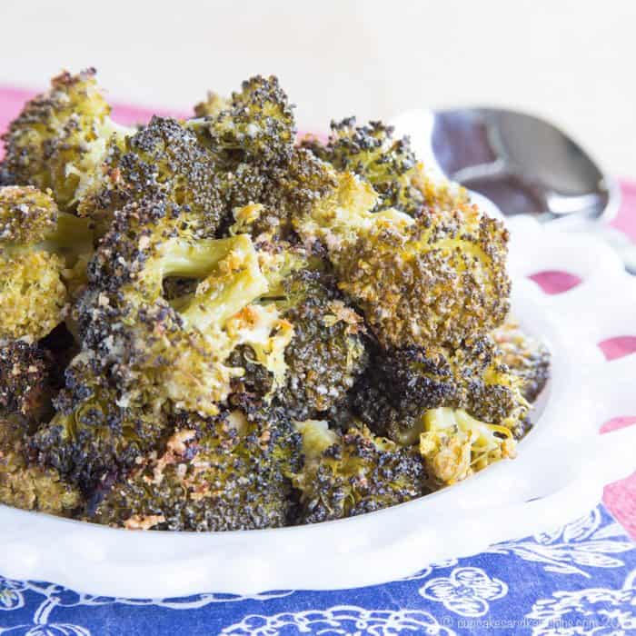 Lemon Parmesan Roasted Broccoli - a healthy and simple side dish with tons of flavor. A family favorite recipe that even gets the picky eaters to eat their veggies. | cupcakesandkalechips.com | gluten free, low carb