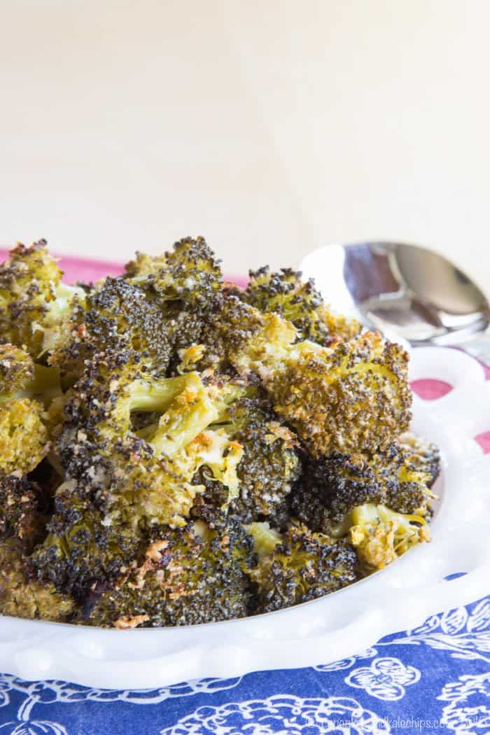 Lemon Parmesan Roasted Broccoli - a healthy and simple side dish with tons of flavor. A family favorite recipe that even gets the picky eaters to eat their veggies. | cupcakesandkalechips.com | gluten free, low carb