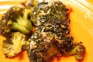 Lemon Parmesan Roasted Broccoli - a healthy and simple side dish with tons of flavor. A family favorite recipe that even gets the picky eaters to eat their veggies. | cupcakesandkalechips.com | gluten free, low carb