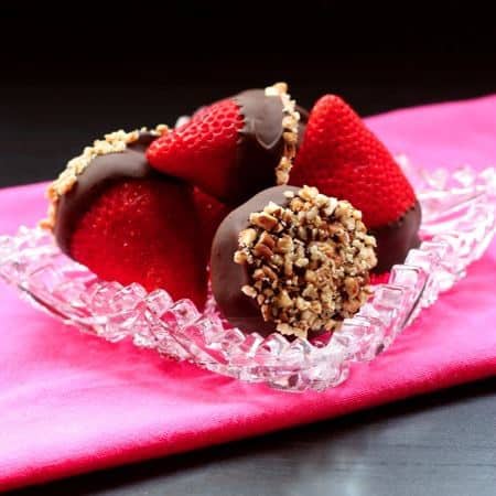 Chocolate Covered Cheesecake Strawberries | cupcakesandkalechips.com | #dessert #valentinesday #glutenfree