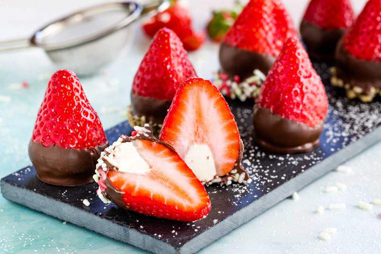 Chocolate Covered Cheesecake Strawberries - no-bake dessert recipe!