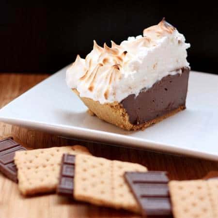 S'Mores Pudding Pie - the campfire classic in pie form with a graham cracker crust, Hershey's Milk Chocolate pudding and marshmallow merengue | cupcakesandkalechips.com #smores #pie