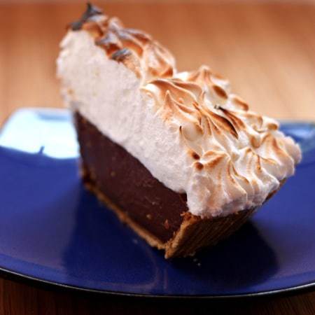 S'Mores Pudding Pie - the campfire classic in pie form with a graham cracker crust, Hershey's Milk Chocolate pudding and marshmallow merengue | cupcakesandkalechips.com #smores #pie
