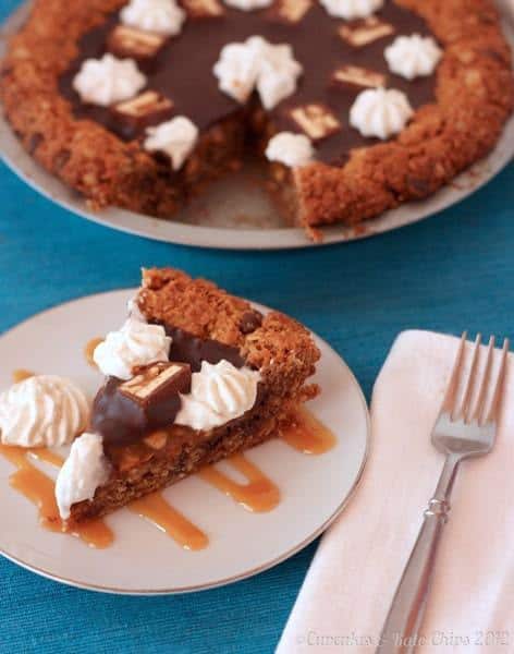 Monster Snickers Pie - a giant monster cookie crust and layers of caramel, peanuts, and chocolate ganache, this is the ultimate dessert recipe! | cupcakesandkalechips.com | gluten free