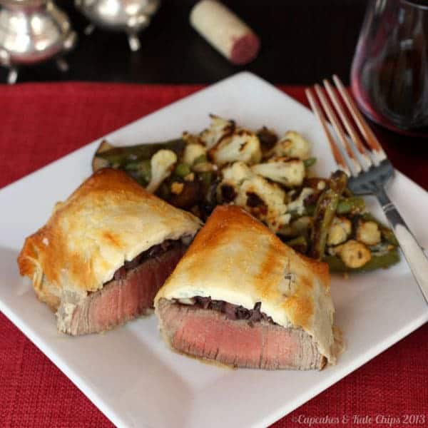 Individual beef phyllingtons are a tasty twist on beef Wellington, using phyllo dough as the exterior crust. Individual sized portions make beef phyllingtons a perfect Valentine's Day dinner. | cupcakesandkalechips.com