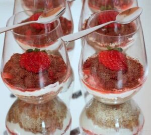 Good-for-You Strawberry Tiramisu Cheesecake Cups | cupcakesandkalechips.com | #glutenfree #grainfree #nobake