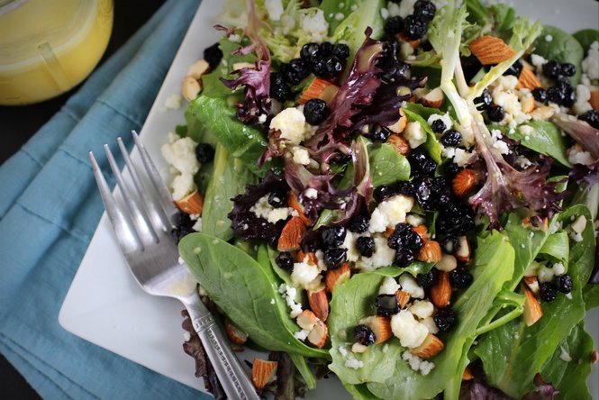 Blueberry Almond Salad with Fresh Orange Vinaigrette - Guest Post from pepperlynn.com | cupcakesandkalechips.com #salad