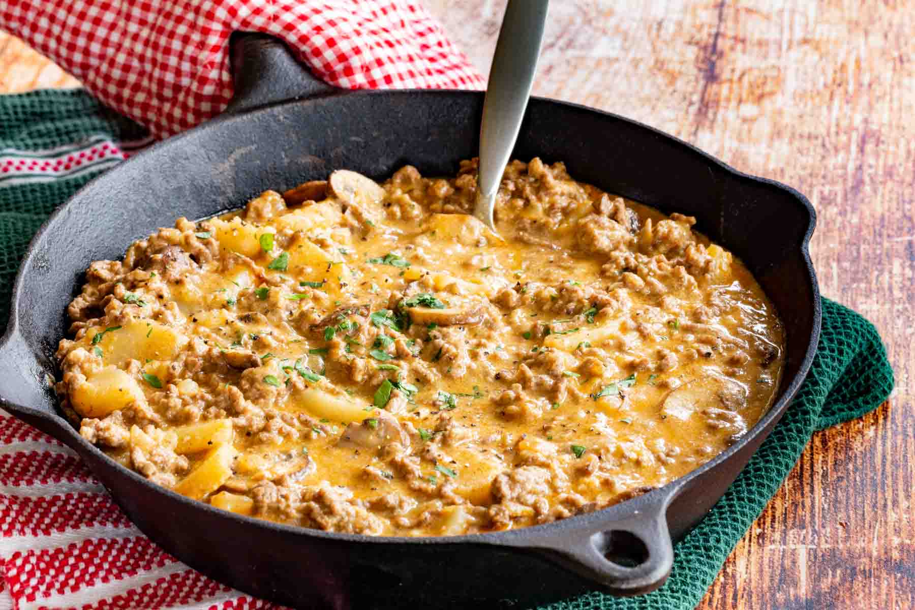 https://cupcakesandkalechips.com/wp-content/uploads/2013/09/Ground-Beef-Skillet-Recipe.jpg