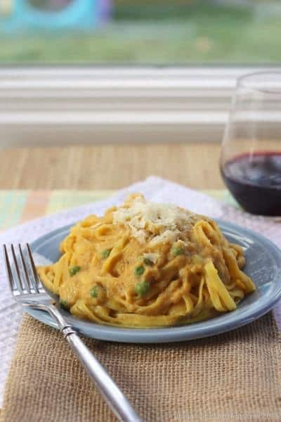 Fettuccine Cauliflower Alfredo with Pumpkin - a healthy way to enjoy fettuccine Alfredo with fall flavors! Enjoy this gluten-free cauli-fredo sauce recipe over pasta or even zoodles for a low carb option. #cauliflower #pumpkin #glutenfree #fettuccinealfredo