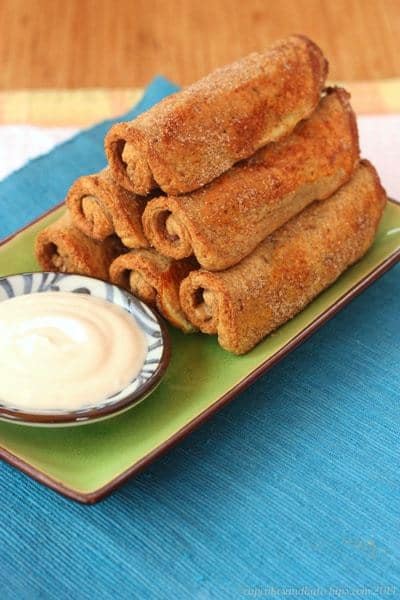 Cookie Butter French Toast Roll-Ups with Maple Greek Yogurt Dipping Sauce | cupcakesandkalechips.com | #breakfast #brunch #biscoff