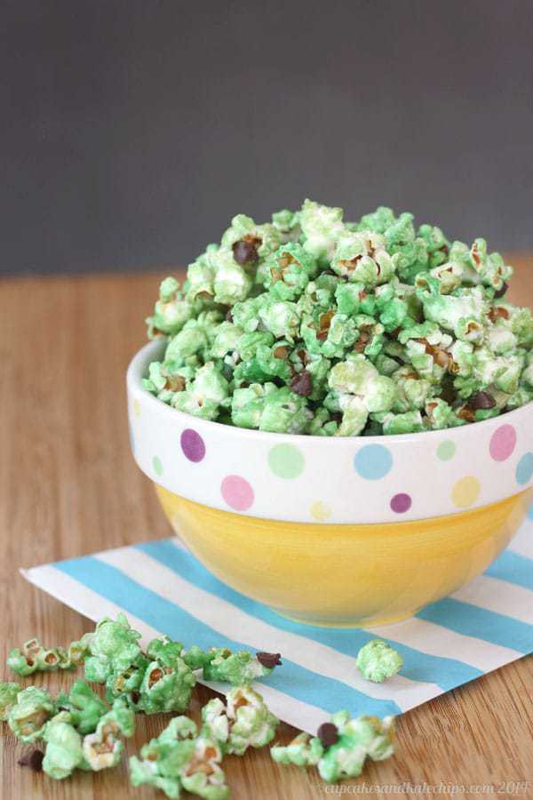 Mint Chocolate Chip Glazed Popcorn | cupcakesandkalechips.com | #snack #glutenfree 