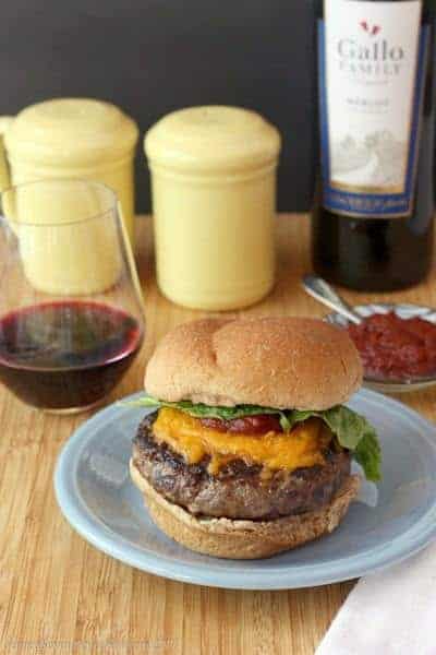 Baby, That's a Good Merlot Onion Burger | cupcakesandkalechips.com | #hamburger #cheeseburger #beef