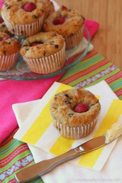 {Healthier} Raspberry Chocolate Chip Muffins | cupcakesandkalechips.com | #breakfast #chocolatechips #wholewheat