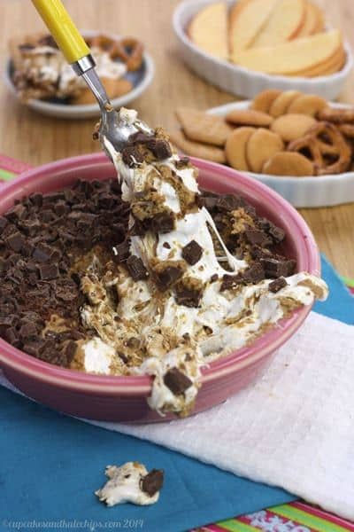 Cookie Butter S'Mores Dip - marshmallow and chocolate, swirled with Biscoff or Speculoos spread is an ooey gooey dessert dip! Who needs a campfire? | cupcakesandkalechips.com