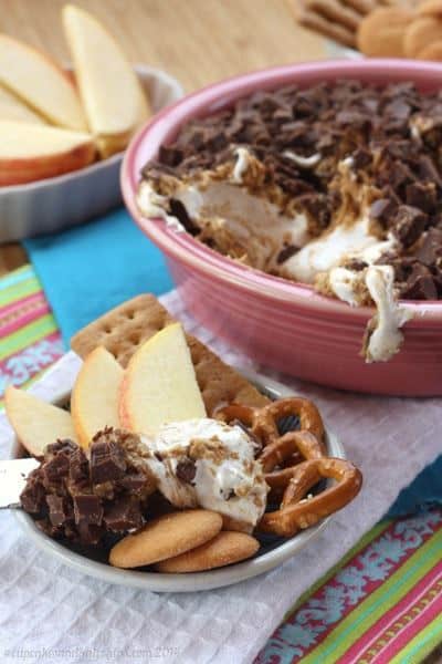 Cookie Butter S'Mores Dip - marshmallow and chocolate, swirled with Biscoff or Speculoos spread is an ooey gooey dessert dip! Who needs a campfire? | cupcakesandkalechips.com