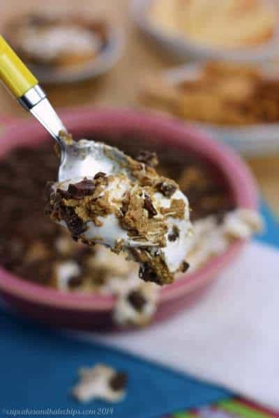 Cookie Butter S'Mores Dip - marshmallow and chocolate, swirled with Biscoff or Speculoos spread is an ooey gooey dessert dip! Who needs a campfire? | cupcakesandkalechips.com