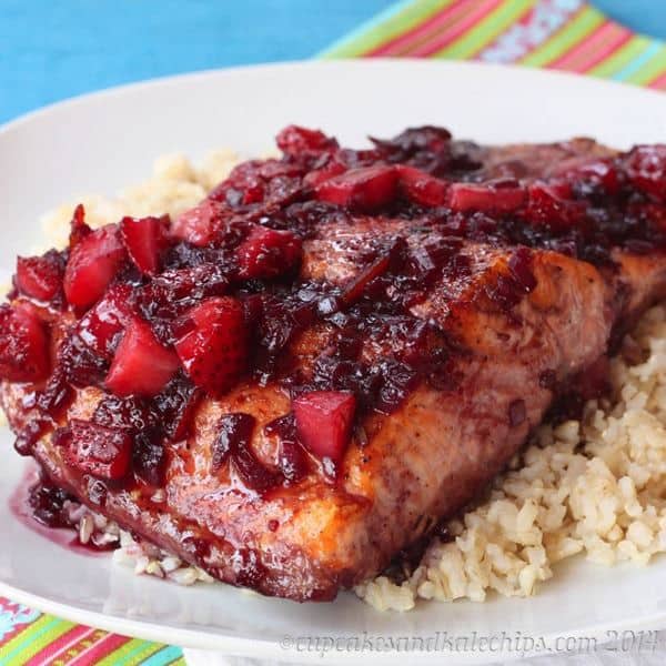 Five-Ingredient Strawberry Red Wine Glazed Salmon | cupcakesandkalechips.com | #seafood #glutenfree #strawberries