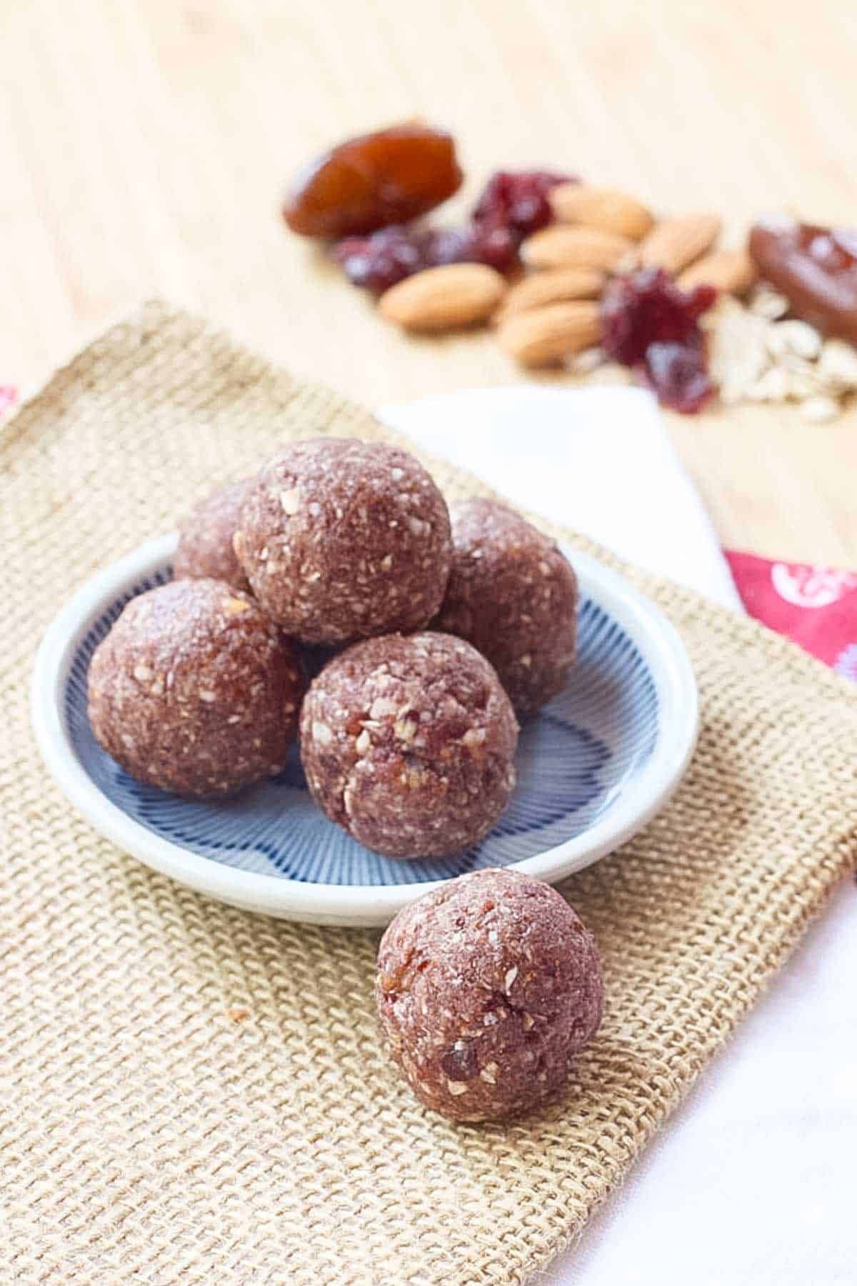 Cranberry Almond Energy Balls (and Baby Bites) with only four ingredients | cupcakesandkalechips.com | #glutenfree #vegan #snack