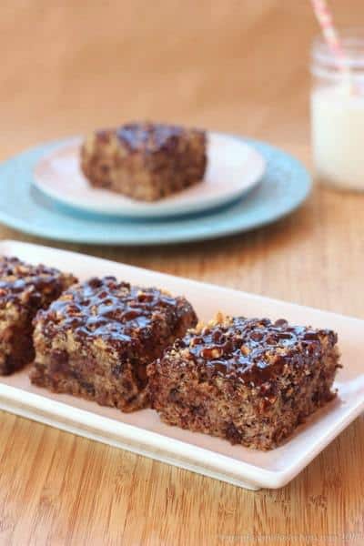  Gluten-Free Chocolate Hazelnut Crumb Cake - for breakfast or dessert, this simple gluten free coffee cake recipe gets even better when you drizzle it with Nutella glaze | cupcakesandkalechips.com