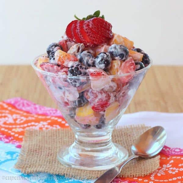 Mango Berry Crunch Fruit Salad - sweet, jucy summer fruit in a light Greek yogurt dressing | cupcakesandkalechips.com | #glutenfree