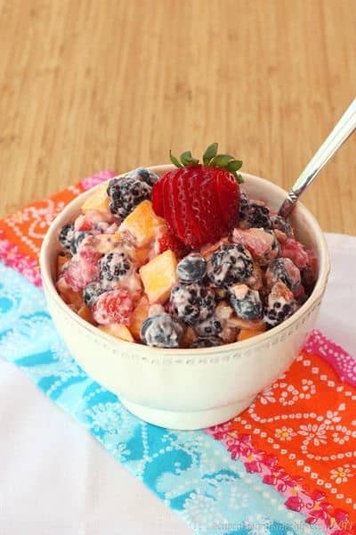 Mango Berry Crunch Fruit Salad - sweet, jucy summer fruit in a light Greek yogurt dressing | cupcakesandkalechips.com | #glutenfree