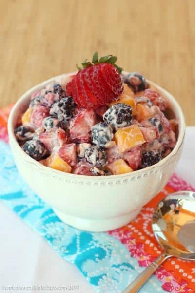 Mango Berry Crunch Fruit Salad - sweet, jucy summer fruit in a light Greek yogurt dressing | cupcakesandkalechips.com | #glutenfree