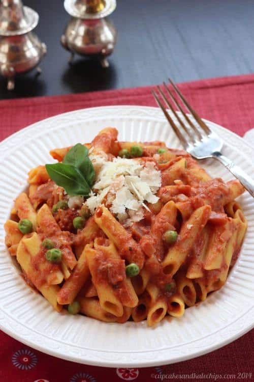 Lightened-Up Penne and Tomato Cream Sauce with Peas & Prosciutto | cupcakesandkalechips.com | #pasta #glutenfree option