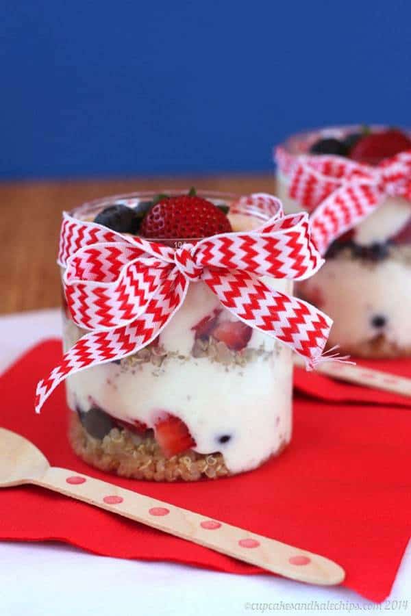 Banana Berry Cheesecake Greek Yogurt & Quinoa Parfaits - a fun, healthy breakfast, snack or dessert! | cupcakesandkalechips.com | gluten free, no sugar added