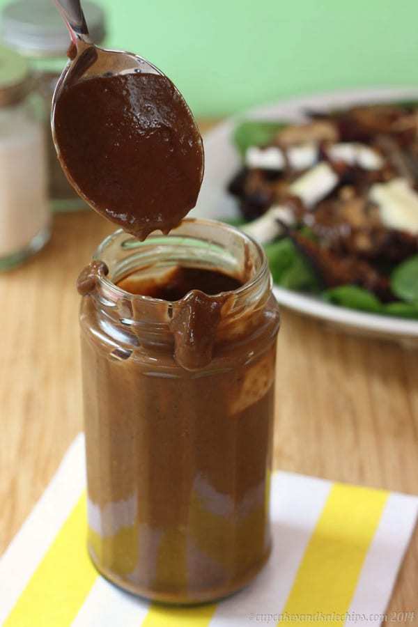 Fig Balsamic Vinaigrette Salad Dressing - 4 ingredients, 5 minutes to make this sweet, tangy dressing | cupcakesandkalechips.com | #glutenfree #vegan