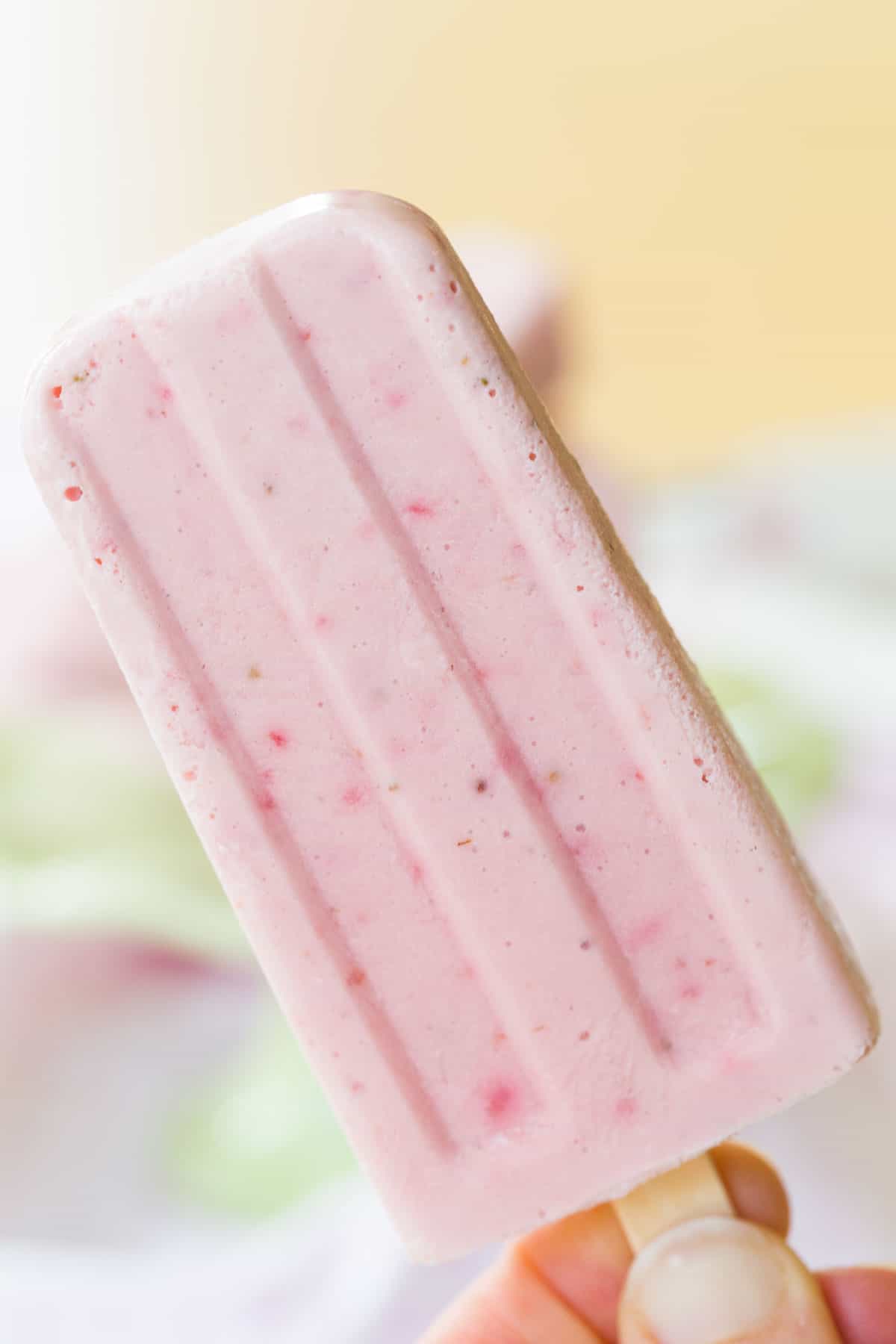 https://cupcakesandkalechips.com/wp-content/uploads/2014/06/Strawberry-Cheesecake-Frozen-Yogurt-Popsicles-recipe-3204.jpg