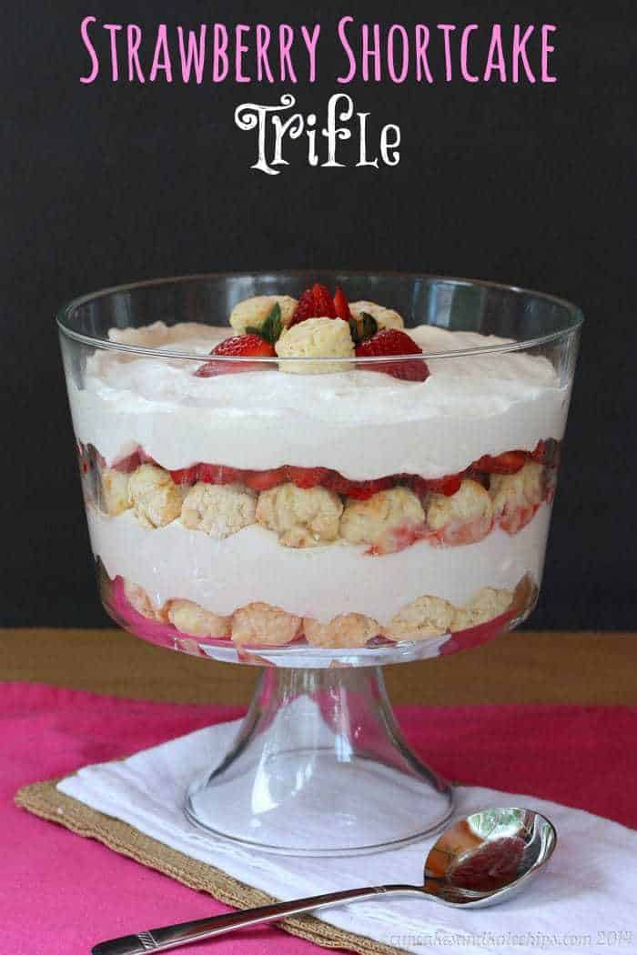 Strawberry Shortcake Trifle - layers of homemade biscuits, whipped cream and berries for a simple, impressive summer dessert | cupcakesandkalechips.com | #strawberries #StrawShortcake