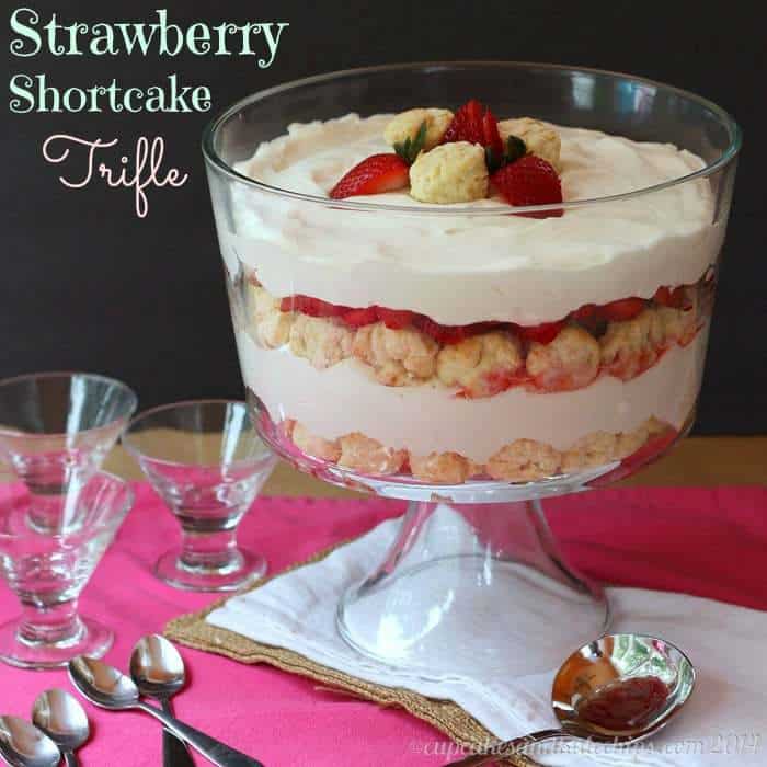 Strawberry Shortcake Trifle - layers of homemade biscuits, whipped cream and berries for a simple, impressive summer dessert | cupcakesandkalechips.com | #strawberries #StrawShortcake