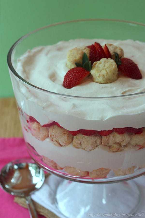 Strawberry Shortcake Trifle - layers of homemade biscuits, whipped cream and berries for a simple, impressive summer dessert | cupcakesandkalechips.com | #strawberries #StrawShortcake