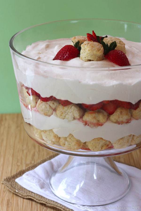 Strawberry Shortcake Trifle - layers of homemade biscuits, whipped cream and berries for a simple, impressive summer dessert | cupcakesandkalechips.com | #strawberries #StrawShortcake