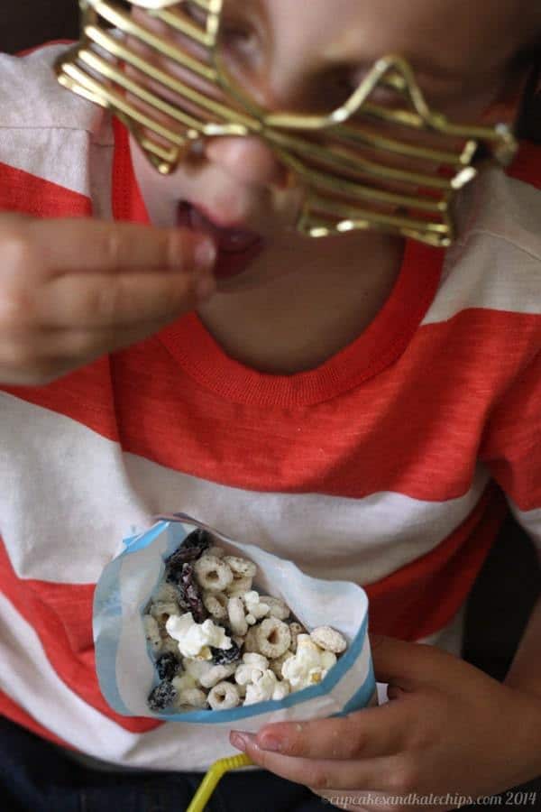 Very Berry Frosted Cheerios & Popcorn Snack Mix makes a great movie snack! | cupcakesandkalechips.com | #whitechocolate #chocolate #snacks