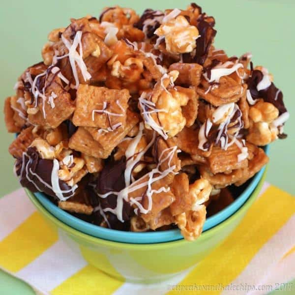 Peanut Butter Golden Grahams Popcorn Bark - a sweet and salty, totally addictive crunchy snack drizzled with chocolate | cupcakesandkalechips.com 