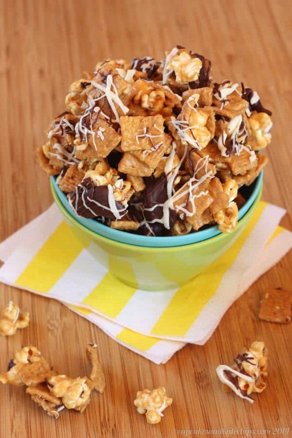 Peanut Butter Golden Grahams Popcorn Bark - a sweet and salty, totally addictive crunchy snack drizzled with chocolate | cupcakesandkalechips.com 