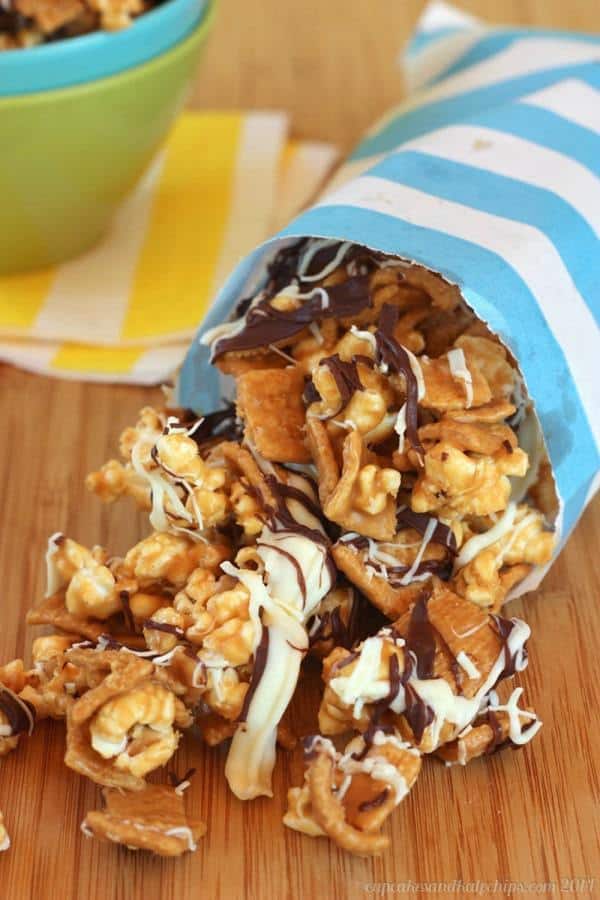 Peanut Butter Golden Grahams Popcorn Bark - a sweet and salty, totally addictive crunchy snack drizzled with chocolate | cupcakesandkalechips.com 