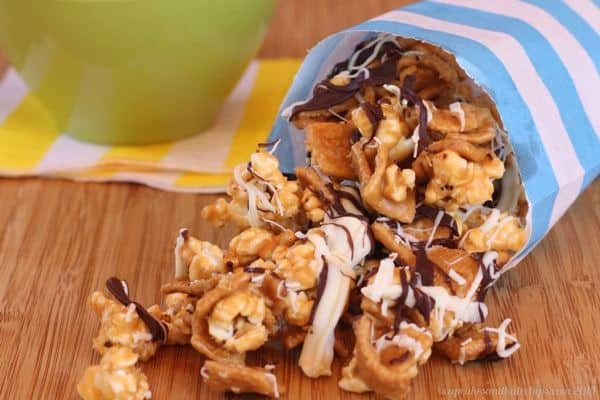 Peanut Butter Golden Grahams Popcorn Bark - a sweet and salty, totally addictive crunchy snack drizzled with chocolate | cupcakesandkalechips.com 