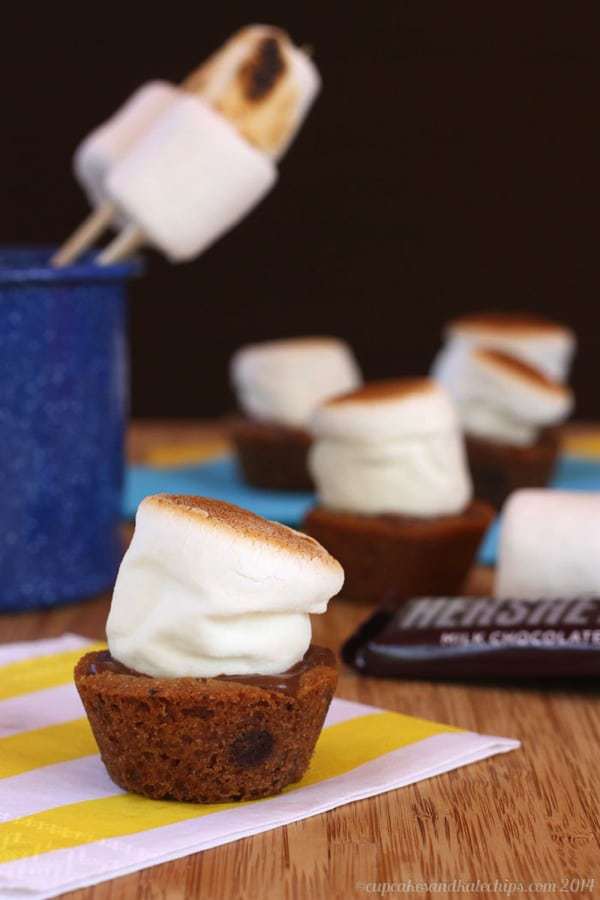 S'Mores Chocolate Chip Cookie Cups - no campfire needed! | cupcakesandkalechips.com | #glutenfree option #cupcakes #dessert