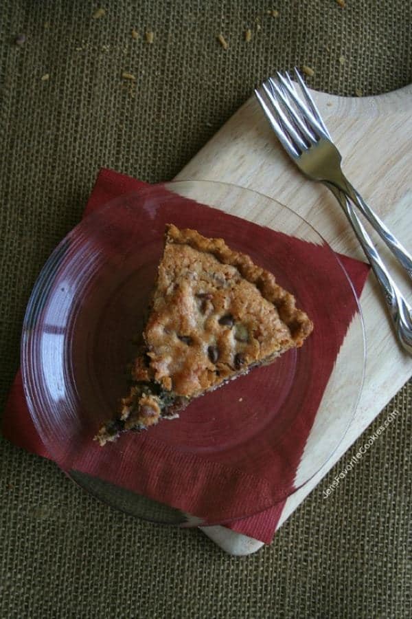 Chocolate Chip Cookie Pie - a giant cookie in a crust! The ultimate dessert recipe! | cupcakesandkalechips.com