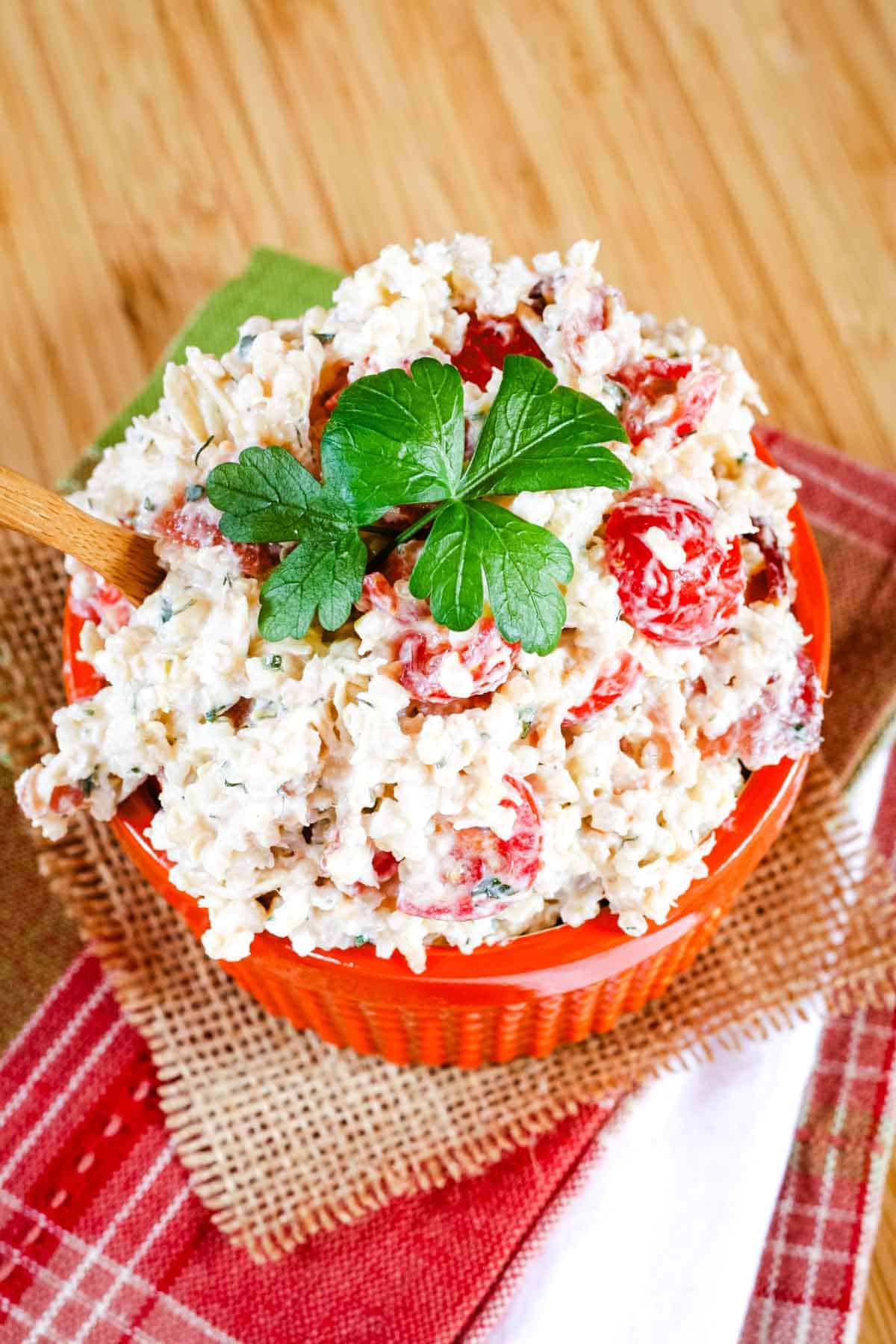 Bacon Ranch Quinoa Chicken Salad - comfort food flavors in an easy, make-ahead recipe | cupcakesandkalechips.com | #glutenfree #greekyogurt