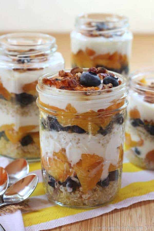 Blueberry & Grilled Peach Quinoa Parfaits - a healthy breakfast, snack or dessert recipe with sweet summer fruit and Greek yogurt! Gluten free too! | cupcakesandkalechips.com 