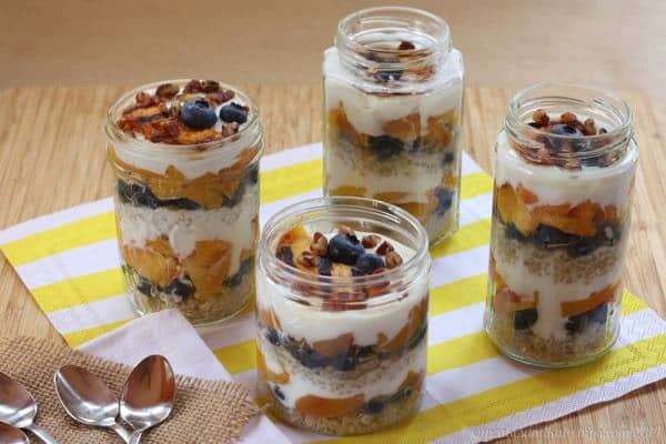 Blueberry & Grilled Peach Quinoa Parfaits - a healthy breakfast, snack or dessert recipe with sweet summer fruit and Greek yogurt! Gluten free too! | cupcakesandkalechips.com 