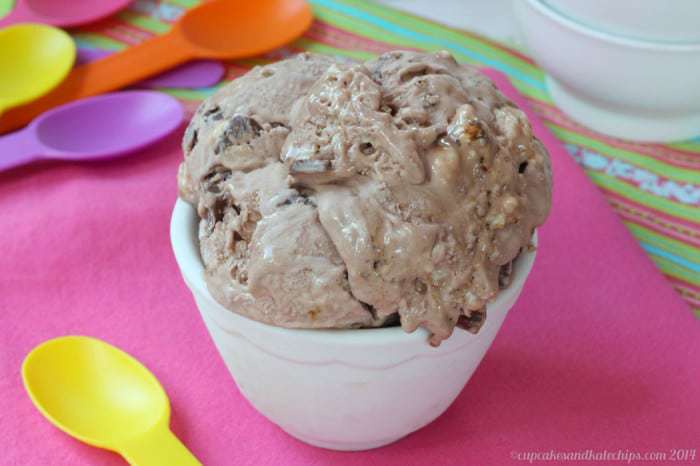 Toasted Marshmallow Brownie Batter Chunk No-Churn Ice Cream {Gluten Free optional} | cupcakesandkalechips.com | #chocolate #dessert #glutenfree #marshmallows